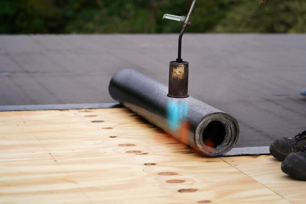 Du roofing étant installé sur un toit plat