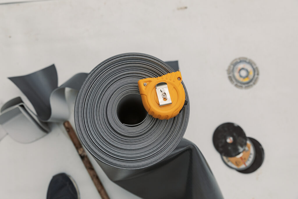 Outil pour le soudage et l'application de membrane synthétique pvc et tpo