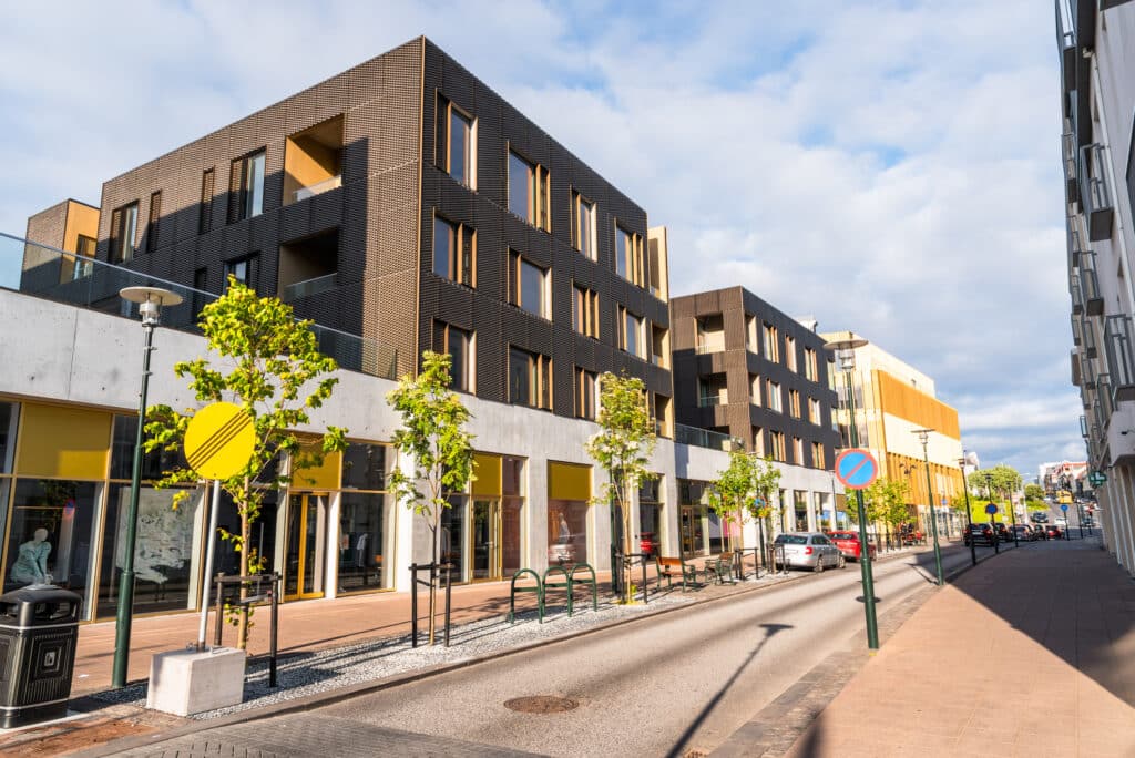 Des bâtiments modernes avec une toiture plate