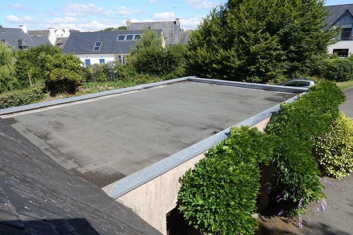 Une toiture plate de garage