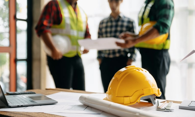 Des ingénieurs travaillant ensemble sur un projet