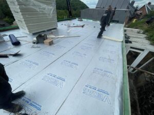 Une toiture plate en chantier d'isolation par une entreprise d'isolation de toit plat à Liège (Nulens Toitures)